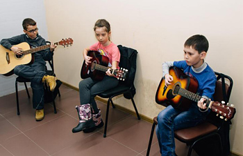 Занятия по гитаре для дошкольников в студии детского развития и творчества АРТ-КЛАСС г. Орёл