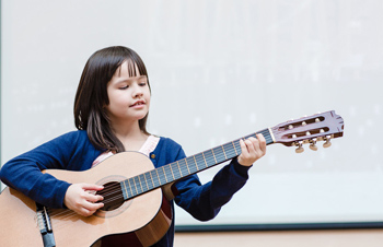 Как научиться играть на гитаре в Орле в студии детского развития и творчества АРТ-КЛАСС г. Орёл